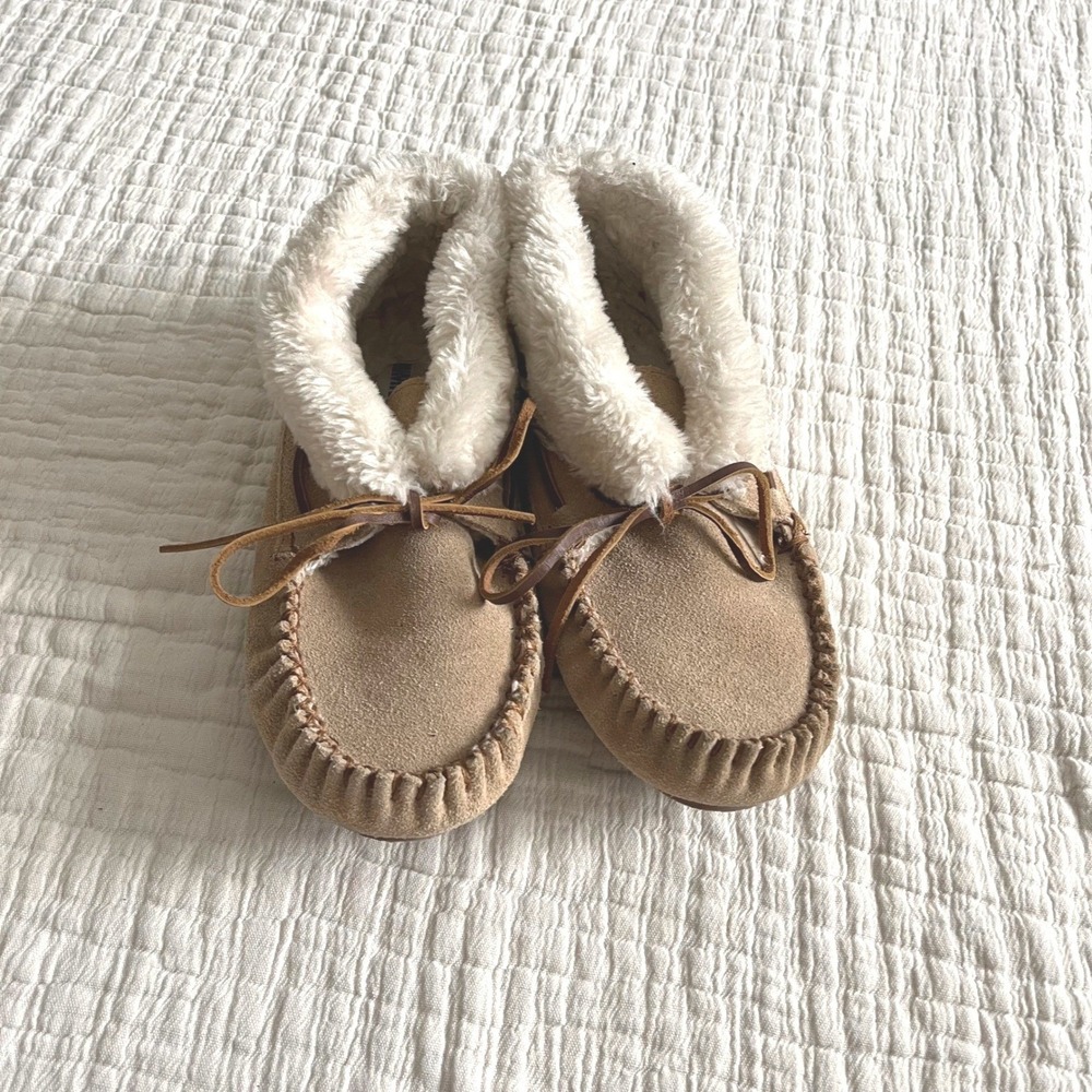 Minnetonka Womens Chrissy Suede Bootie Moccasin Slippers Tan Size 89NWOB